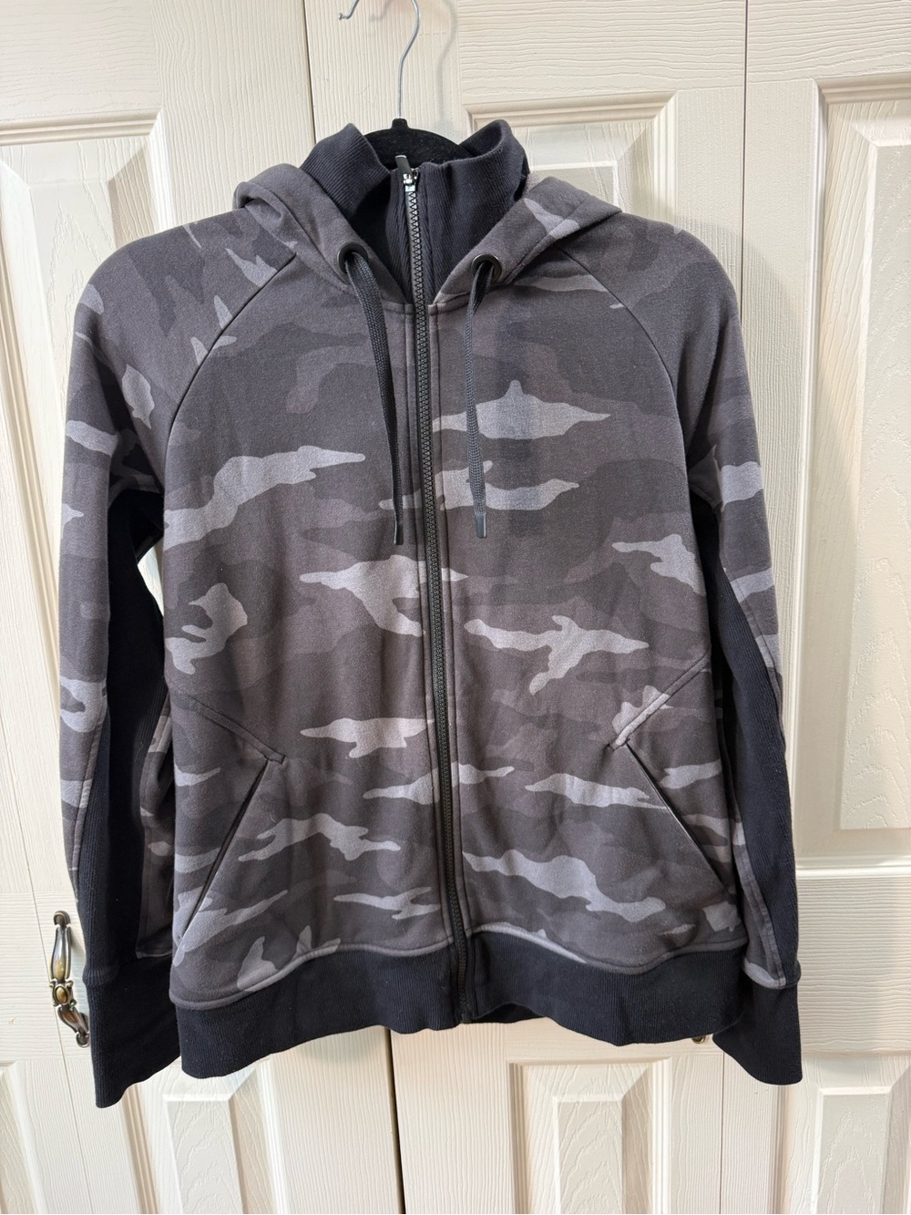 Athleta Triumph Printed Zip Up Hoodie Jacket Gray Camouflage Womens Size Medium